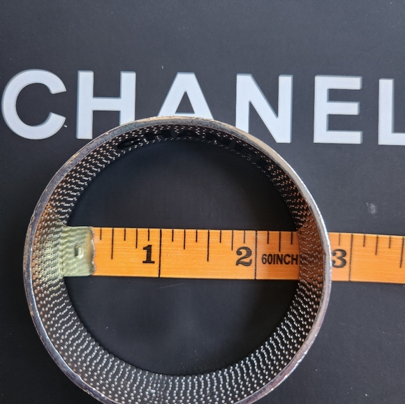 CHANEL ENAMEL Cuff - Picture 4 of 4